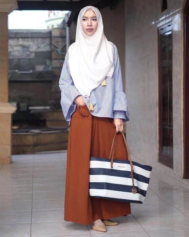11 Padu Padan Hijab Sesuai Tren Warna 2019. Nggak Harus Beli Baru, Bongkar Lemari Aja! 16