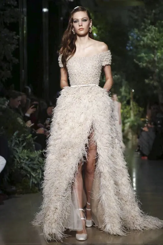 10 Inspirasi Feathered Wedding Dress, Gaun Pernikahan dengan Aksen Bulu-bulu yang Unik nan Menawan 16