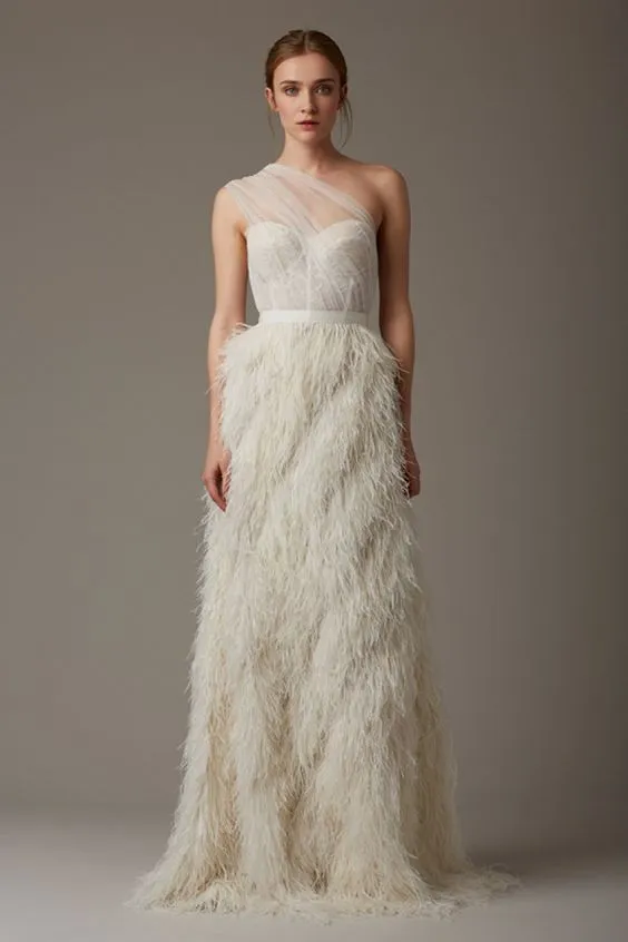 10 Inspirasi Feathered Wedding Dress, Gaun Pernikahan dengan Aksen Bulu-bulu yang Unik nan Menawan 17