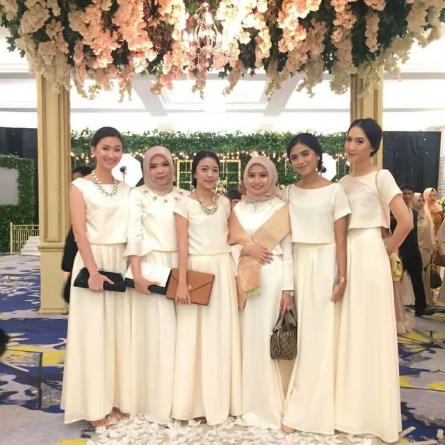 13 Ide Gaun dan Setelan untuk Pengirin Manten yang Serba Putih. Polos Tapi Cantik Sekali 25