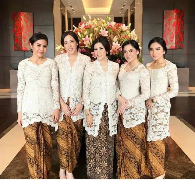 13 Ide Gaun dan Setelan untuk Pengirin Manten yang Serba Putih. Polos Tapi Cantik Sekali 21
