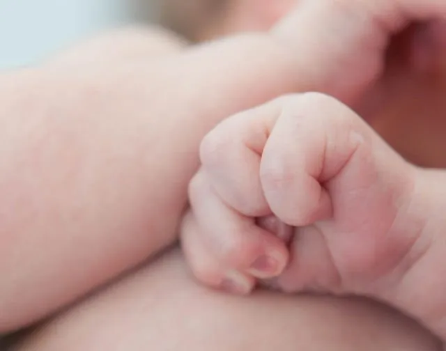 11 Bahasa Isyarat Bayi yang Coba Ia Katakan Padamu, Karena Nangis Saja Nggak Cukup 12