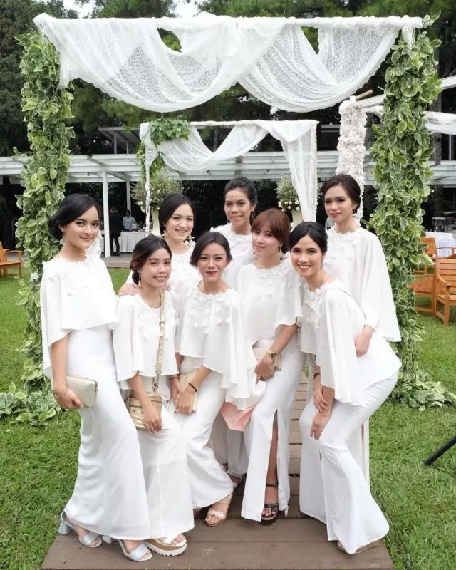 13 Ide Gaun dan Setelan untuk Pengirin Manten yang Serba Putih. Polos Tapi Cantik Sekali 17