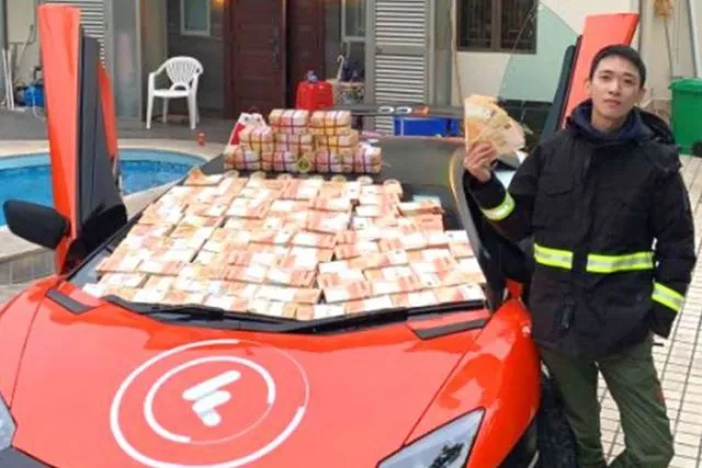 Bikin Hujan Uang, Pria Ini Malah Ditangkap Polisi. Padahal Niatnya Ingin Berbagi Seperti Robin Hood 7