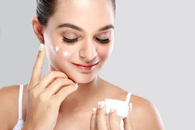 Waspadai Produk Pemutih Kulit Instan yang Mempertaruhkan Kesehatan. Jangan Jadi Korban Iklan Deh~ 6