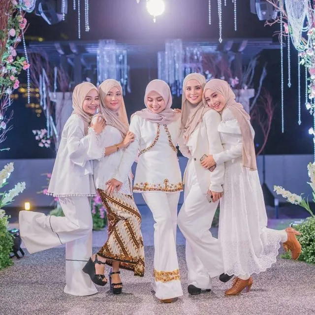 13 Ide Gaun dan Setelan untuk Pengirin Manten yang Serba Putih. Polos Tapi Cantik Sekali 19
