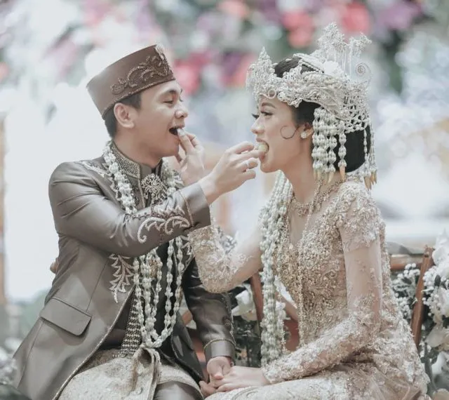 Punya Banyak Mantan, 6 Artis Ini Akhirnya Nikah Juga. Bukti Kalau Hati Berlabuhnya Ke Satu Orang 9