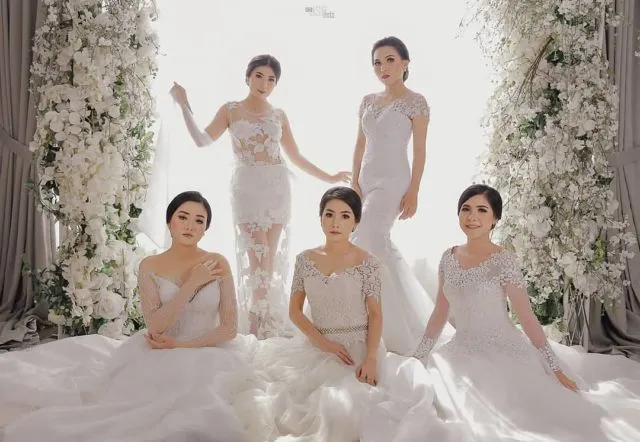 13 Ide Gaun dan Setelan untuk Pengirin Manten yang Serba Putih. Polos Tapi Cantik Sekali 18