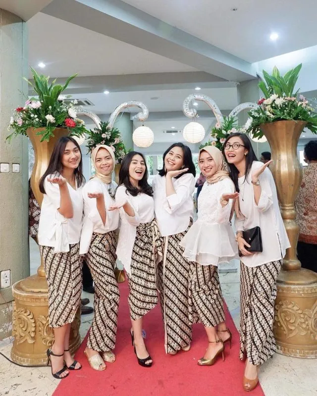 13 Ide Gaun dan Setelan untuk Pengirin Manten yang Serba Putih. Polos Tapi Cantik Sekali 14