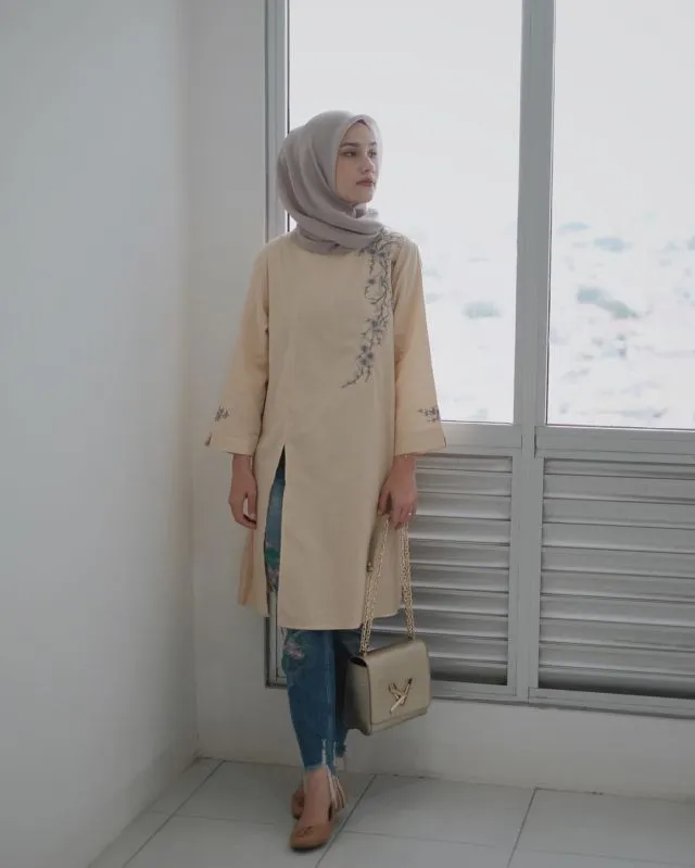 11 Padu Padan Hijab Sesuai Tren Warna 2019. Nggak Harus Beli Baru, Bongkar Lemari Aja! 21