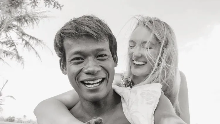 Potret Kemesraan Nur Khamid-Polly, Pasangan Beda Negara yang Bertemu di Bali. Jomblo Jangan Baper! 9