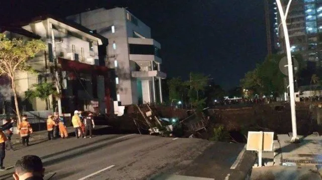 Ngeri! Jalan Gubeng, Surabaya Mendadak Ambles Hingga Sedalam 15 Meter. Inilah Penyebabnya 5