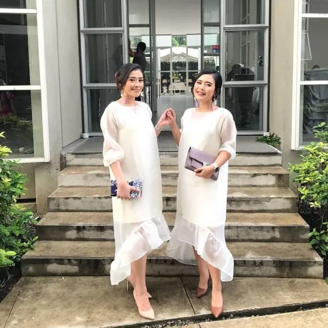 13 Ide Gaun dan Setelan untuk Pengirin Manten yang Serba Putih. Polos Tapi Cantik Sekali 20