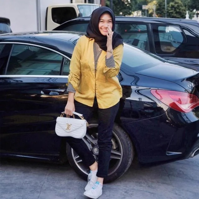 11 Padu Padan Hijab Sesuai Tren Warna 2019. Nggak Harus Beli Baru, Bongkar Lemari Aja! 18