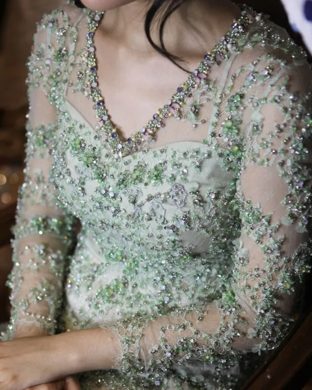 10 Detail Hiasan Kebaya yang Bikin Cantik Tampilannya. Bilang Penjahitmu Mau Aplikasi yang Mana 17