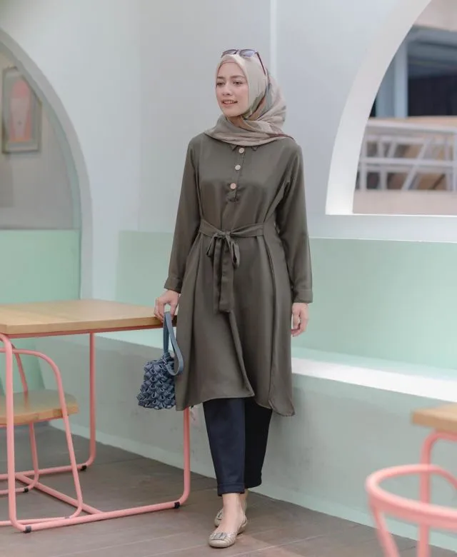 11 Padu Padan Hijab Sesuai Tren Warna 2019. Nggak Harus Beli Baru, Bongkar Lemari Aja! 19