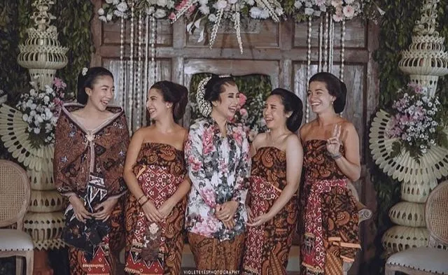 7 Fakta yang Jadi Sebenar-benarnya Alasan Kenapa Busana Bridesmaid Harus Seragam dan Kompakan 13
