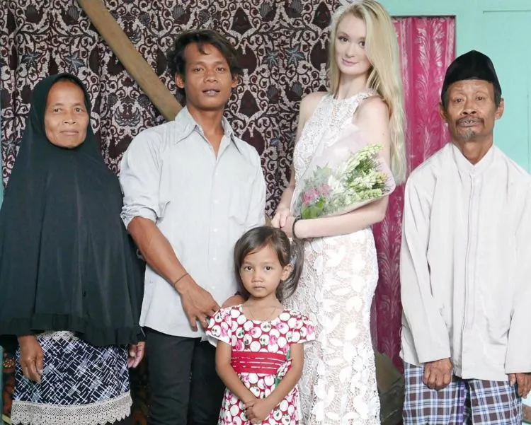 Potret Kemesraan Nur Khamid-Polly, Pasangan Beda Negara yang Bertemu di Bali. Jomblo Jangan Baper! 14