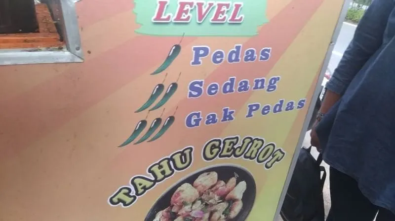 Bukannya Kasih Petunjuk, 17 Spanduk dan Tulisan ini Malah Bikin yang Baca Kebingungan. Ngelawak nih~ 18