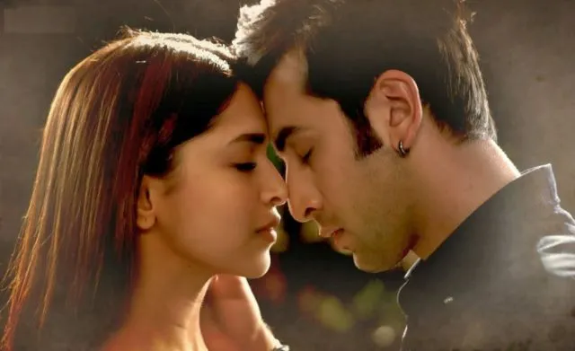 12 Scene Romantis Ala India yang Nggak Kalah Bikin