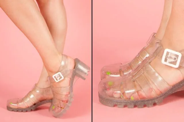 15+ Rupa-Rupa Tampilan Kece Sandal Jelly. Lapisannya Anti Air, Nggak Takut Kehujanan Lagi 20