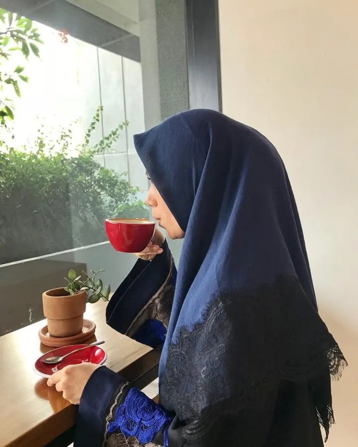 10 Ide Variasi Hijab Brokat Ciamik Buat Kondangan. Manisnya~ 12