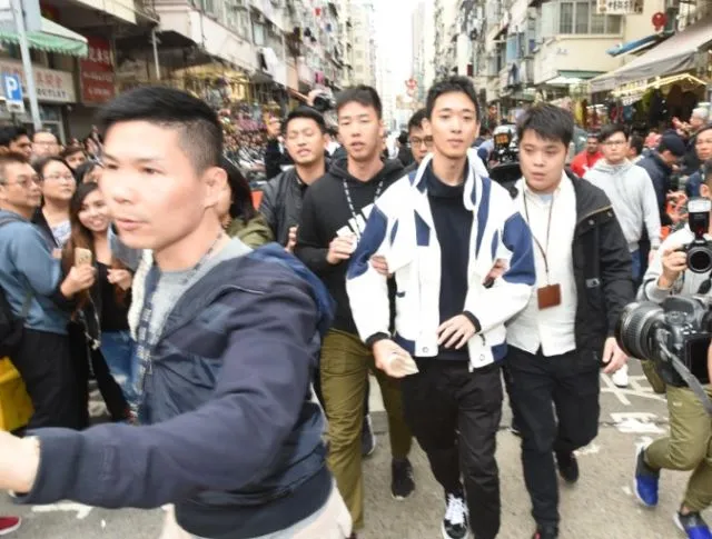 Bikin Hujan Uang, Pria Ini Malah Ditangkap Polisi. Padahal Niatnya Ingin Berbagi Seperti Robin Hood 8