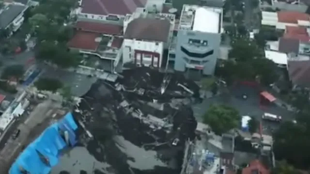 Ngeri! Jalan Gubeng, Surabaya Mendadak Ambles Hingga Sedalam 15 Meter. Inilah Penyebabnya 4