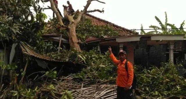 Angin Puting Beliung, Sulit Diprediksi tapi Bisa Kamu Kenali Tanda-tandanya. Yuk Lebih Waspada! 6