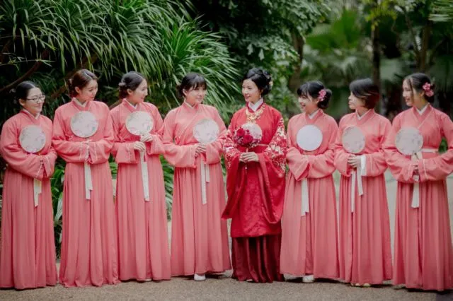 7 Fakta yang Jadi Sebenar-benarnya Alasan Kenapa Busana Bridesmaid Harus Seragam dan Kompakan 10