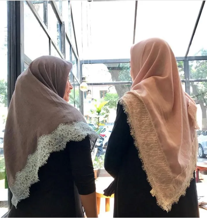 10 Ide Variasi Hijab Brokat Ciamik Buat Kondangan. Manisnya~ 13