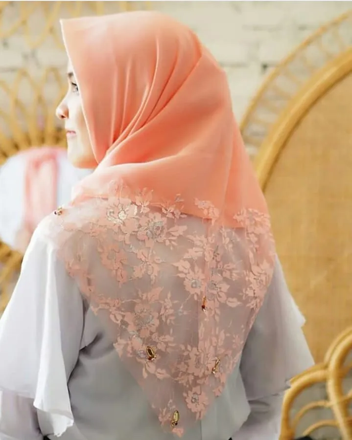 10 Ide Variasi Hijab Brokat Ciamik Buat Kondangan. Manisnya~ 11