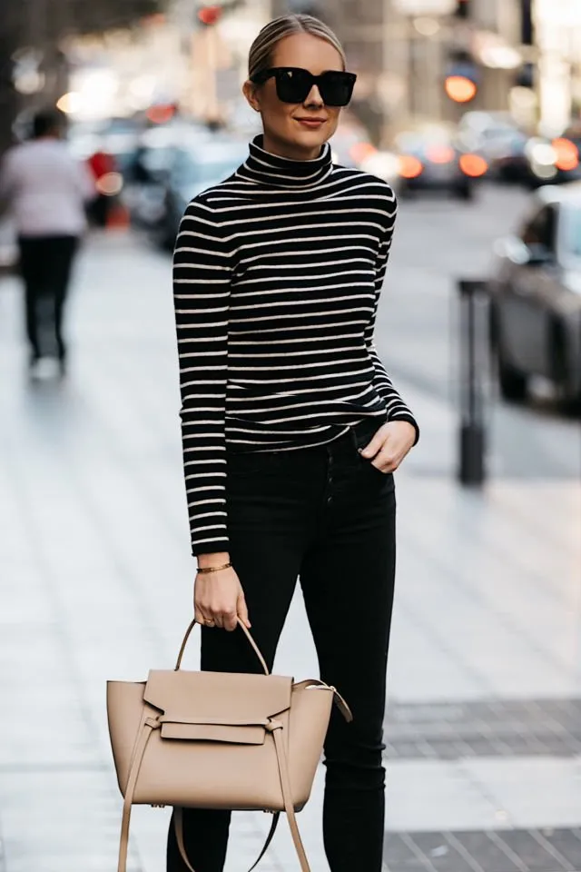 10 Jenis Baju yang Dimiliki Sejuta Umat Wanita, Tapi Entah Kenapa Kamu Tetap Demen Memakainya 15
