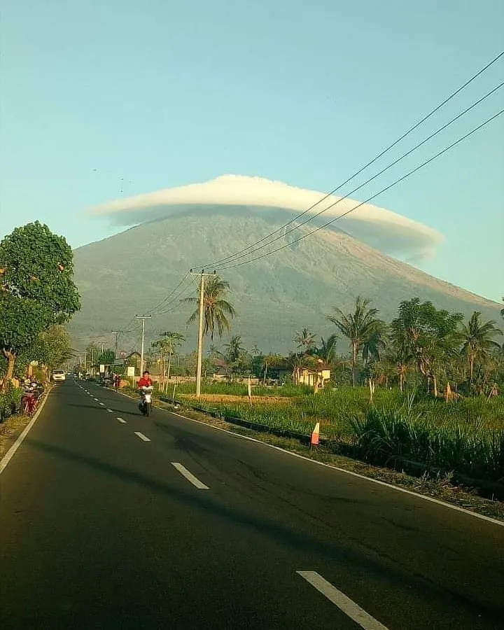 Fenomena Gunung Semeru 'Bertopi' yang Viral di Sosial Media. Pak Sutopo: Bisa Buat Foto Prewedding 4