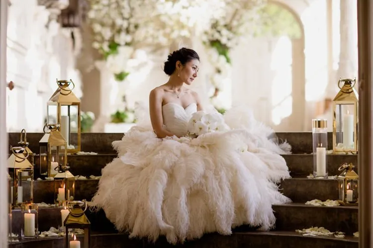 10 Inspirasi Feathered Wedding Dress, Gaun Pernikahan dengan Aksen Bulu-bulu yang Unik nan Menawan 19