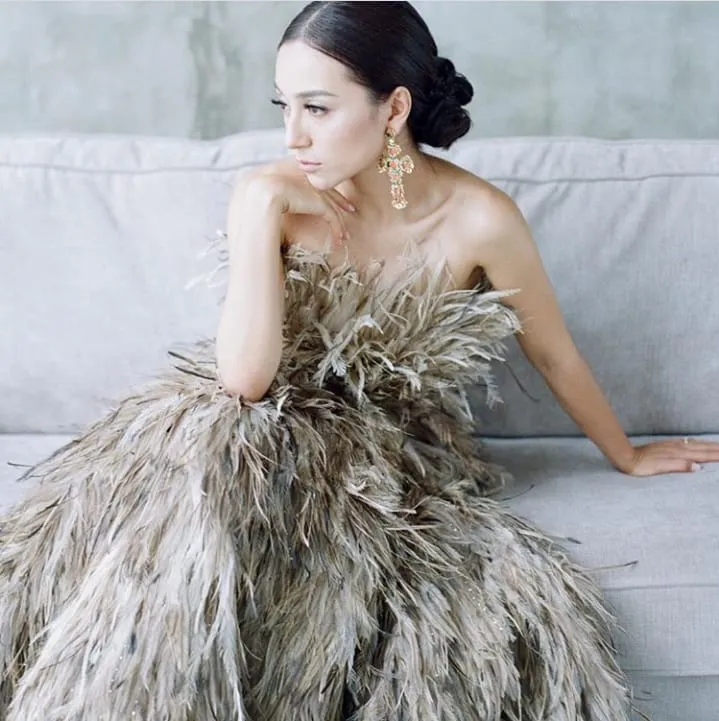 10 Inspirasi Feathered Wedding Dress, Gaun Pernikahan dengan Aksen Bulu-bulu yang Unik nan Menawan 20