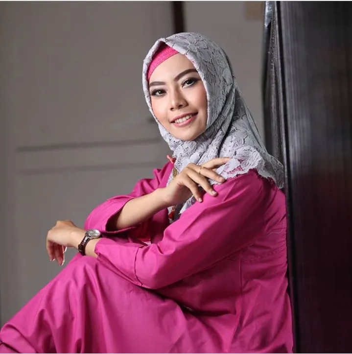 10 Ide Variasi Hijab Brokat Ciamik Buat Kondangan. Manisnya~ 15