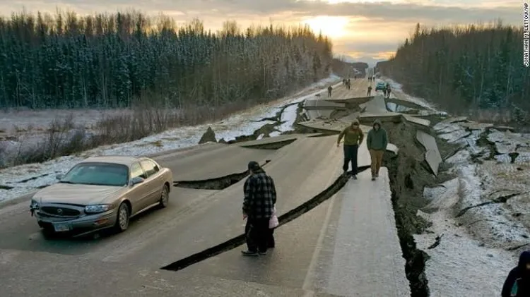 Gempa 7 SR & Seribu Gempa Susulan Landa Alaska. Ini 10 Potret Kerusakannya, Jalanan Sampai Terbelah! 12