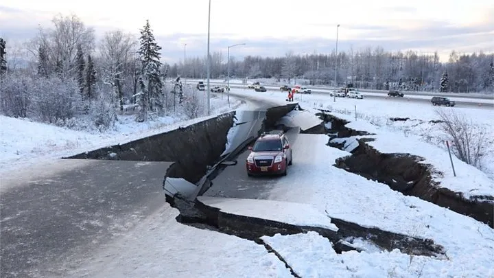 Gempa 7 SR & Seribu Gempa Susulan Landa Alaska. Ini 10 Potret Kerusakannya, Jalanan Sampai Terbelah! 10