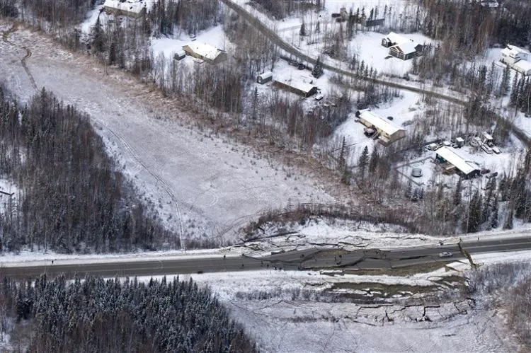 Gempa 7 SR & Seribu Gempa Susulan Landa Alaska. Ini 10 Potret Kerusakannya, Jalanan Sampai Terbelah! 11