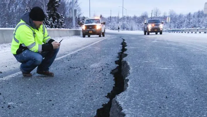 Gempa 7 SR & Seribu Gempa Susulan Landa Alaska. Ini 10 Potret Kerusakannya, Jalanan Sampai Terbelah! 13
