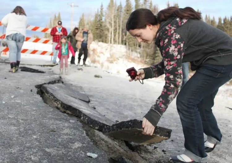 Gempa 7 SR & Seribu Gempa Susulan Landa Alaska. Ini 10 Potret Kerusakannya, Jalanan Sampai Terbelah! 14