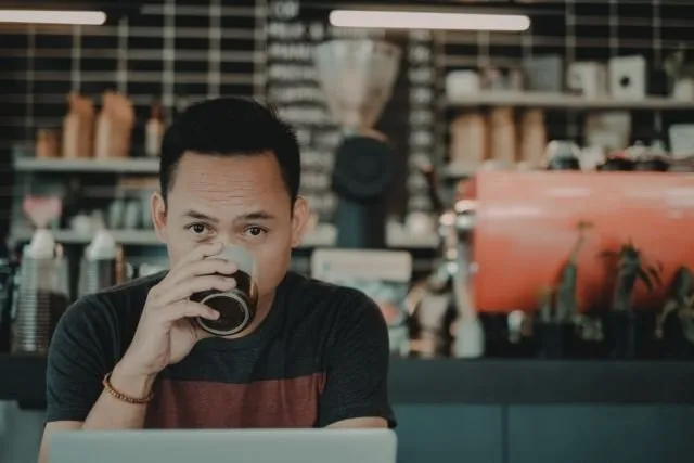 Jangan GR dan Senang Dulu, Mungkin Ini Alasan Si Mantan Masih Sering Menghubungi Kamu 11