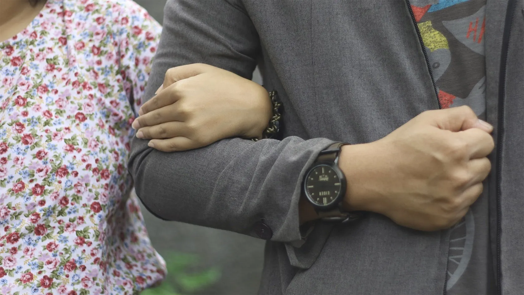 7 Cara Pegangan Tangan Sama Pasangan Ini Menunjukkan Bagaimana Hubungan Kalian Berjalan Lho 14