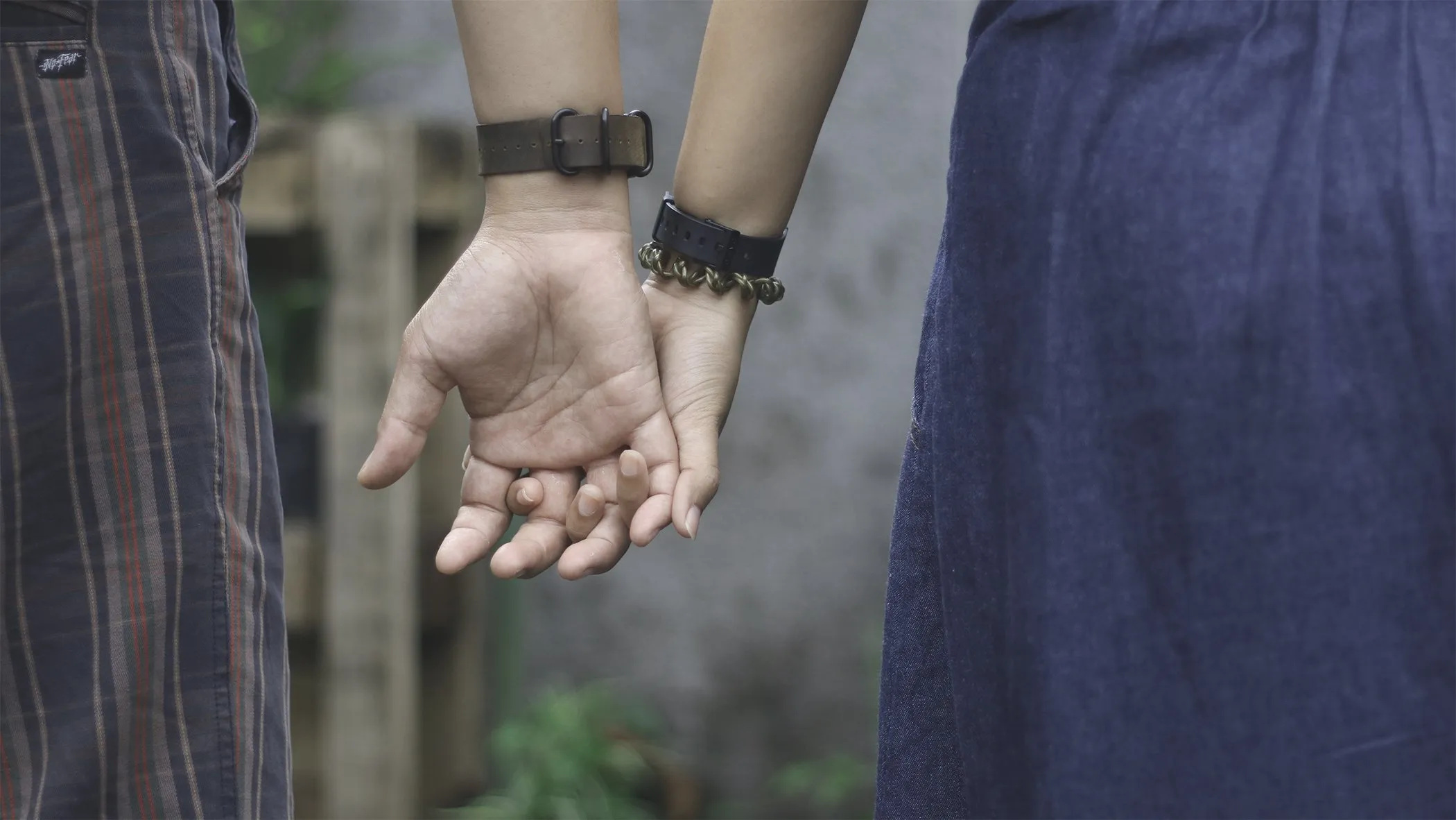 7 Cara Pegangan Tangan Sama Pasangan Ini Menunjukkan Bagaimana Hubungan Kalian Berjalan Lho 8