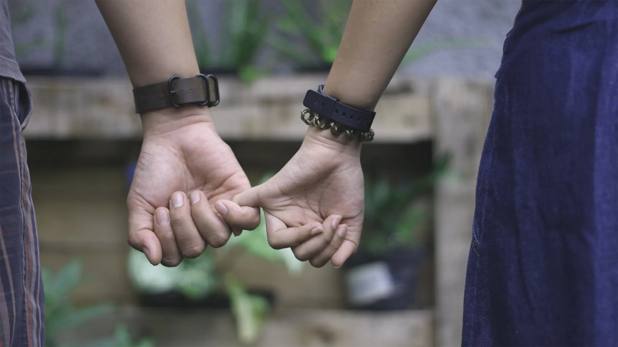 7 Cara Pegangan Tangan Sama Pasangan Ini Menunjukkan Bagaimana Hubungan Kalian Berjalan Lho 11