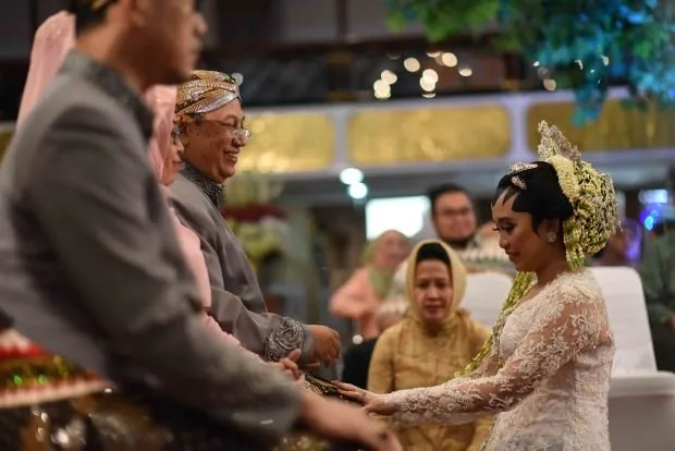 Nikah Itu Murah, yang Mahal Gengsinya. Suhay Salim Saja Pakai Jeans Pas Ijab Kabul di KUA 9