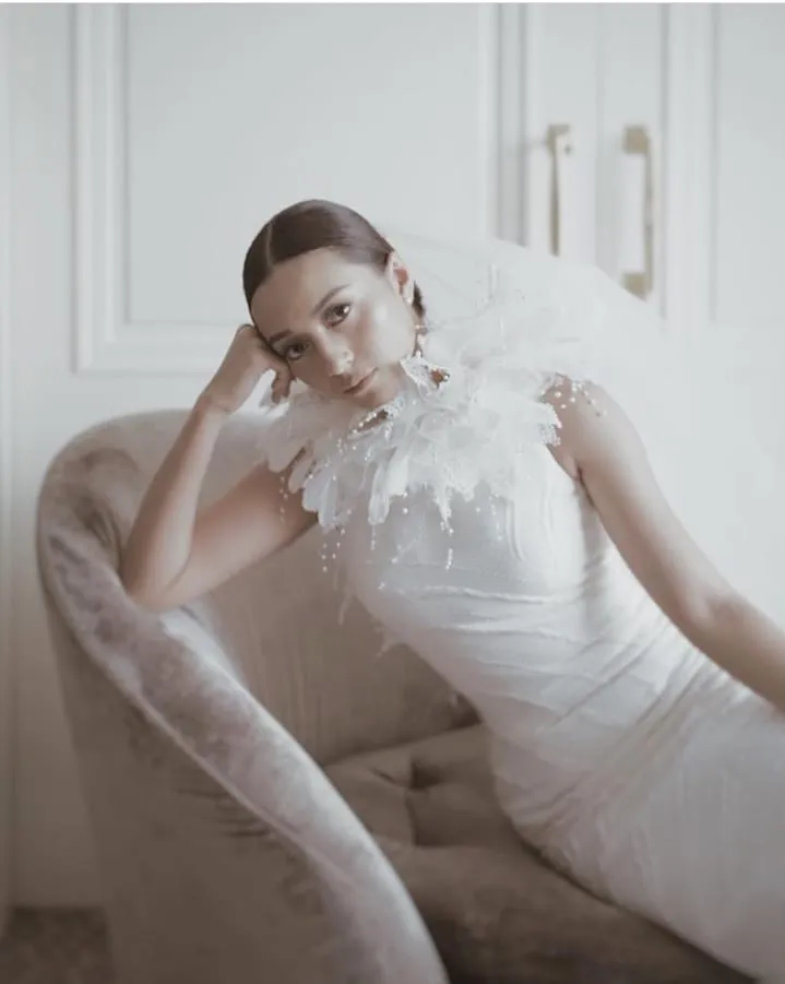 10 Inspirasi Feathered Wedding Dress, Gaun Pernikahan dengan Aksen Bulu-bulu yang Unik nan Menawan 21