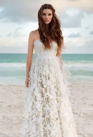 10 Inspirasi Feathered Wedding Dress, Gaun Pernikahan dengan Aksen Bulu-bulu yang Unik nan Menawan 18