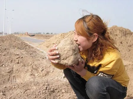 10 Objek Absurd yang Ternyata Bisa Aja Dimakan Kalau Mau. Dari Kapur, Batang Pohon, Sampai Tanah! 19